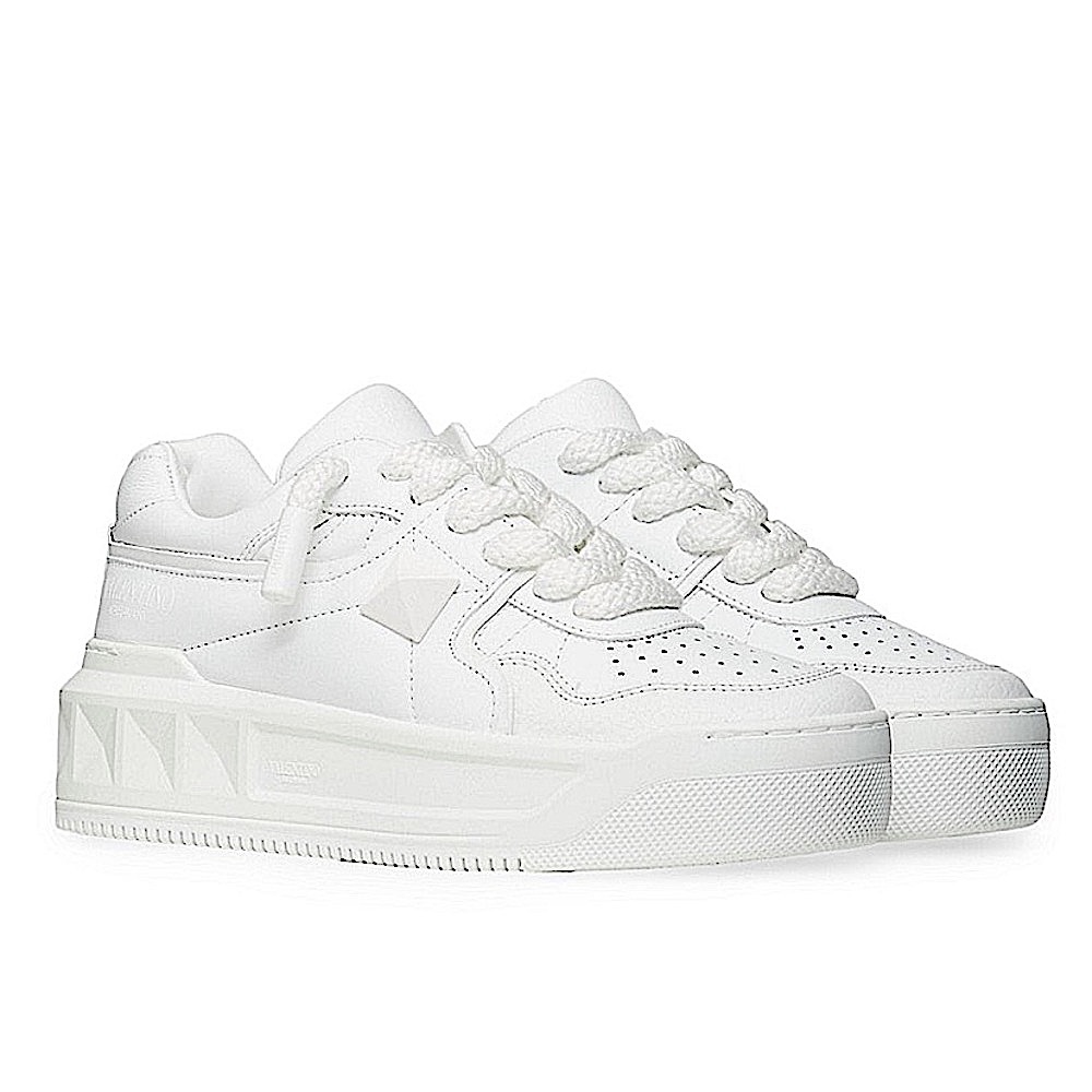 Valentino Garavani leather TRAINER size 38 in White